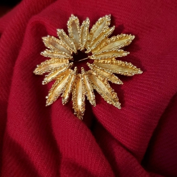 Vintage Avon Sunburst Brooch Pin Gold Statement Piece Please see photos :) - Picture 2 of 7